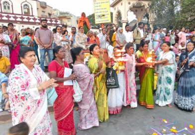माऊली मंदिरात एकादशी दिनी भाविकांची दर्शनास गर्दी  श्रींचे गाभाऱ्यात पुष्प सजावट लक्षवेधी ; इंद्रायणी नदी घाटावर इंद्रायणीच्या आरती
