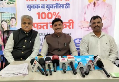 युवकांनो फसवणूक टाळा! भोसरी आणि चाकणमध्ये महापौर रवि लांडगे यांच्या पुढाकारातून ‘महापौर युवा संकल्प रोजगार केंद्रा’चा शुभारंभ  महापौर रवि लांडगे यांचा ‘मोफत नोकरी’चा मास्टरप्लॅन;गरजू मुला-मुलींसाठी ‘शून्य रुपये’ खर्चात करिअरची संधी