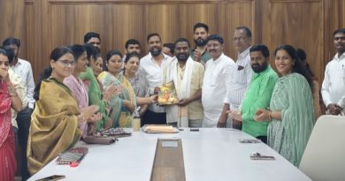 शौर्य दाखवणाऱ्या अग्निशामक दलातील कर्मचाऱ्यांचा आणि अधिकाऱ्यांचा सन्मान.