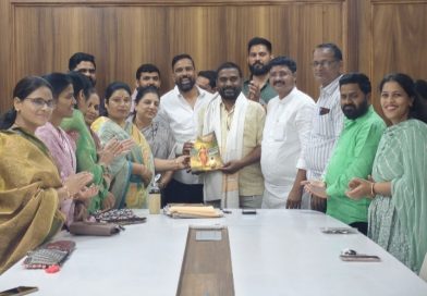 शौर्य दाखवणाऱ्या अग्निशामक दलातील कर्मचाऱ्यांचा आणि अधिकाऱ्यांचा सन्मान.