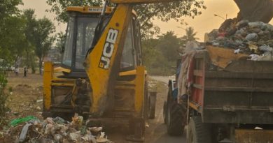 सोशल मीडिया प्रभावाने अलंकापुरीतील बाह्यवळण मार्ग अखेर स्वच्छ             बाह्यवळण मार्गावरील कचरा हटवला ; आळंदी नगरपरिषद प्रशासनाचे कौतुक