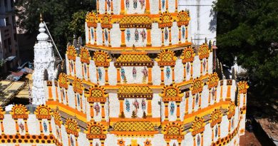 दगडूशेठ गणपती मंदिरावर अंगारकीनिमित्त ‘दाक्षिणात्य’ पुष्पसजावट लक्षवेधी आरास       फुलां मध्ये विविध देवतांच्या प्रतिमा ; देशी फुलांनी सजले मंदिर