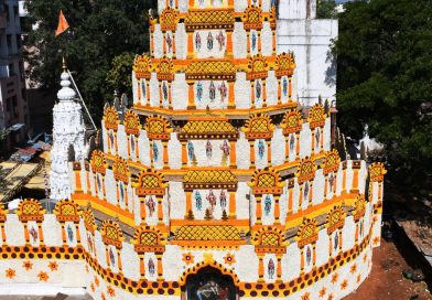 दगडूशेठ गणपती मंदिरावर अंगारकीनिमित्त ‘दाक्षिणात्य’ पुष्पसजावट लक्षवेधी आरास       फुलां मध्ये विविध देवतांच्या प्रतिमा ; देशी फुलांनी सजले मंदिर