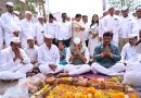 आळंदीत नूतन मुंबई टिफिन बॉक्स सप्लायर्स धर्मादाय ट्रस्ट व मुंबई टिफिन बॉक्स सप्लायर्स असोसिएशन यांचे वतीने एक कोटी पन्नास हजार रुपये खर्चाची इमारत आळंदीत उभारणार विस्तारित इमारतीचे उत्साहात भूमिपूजन आमदार बाबाजी काळे,श्रीकांत भारतीय यांचे हस्ते भूमिपूजन आळंदीत नूतन मुंबई टिफिन बॉक्स सप्लायर्स धर्मादाय ट्रस्ट व मुंबई टिफिन बॉक्स सप्लायर्स असोसिएशन यांचे वतीने एक कोटी पन्नास हजार रुपये खर्चाची इमारत आळंदीत उभारणार विस्तारित इमारतीचे उत्साहात भूमिपूजन आमदार बाबाजी काळे,श्रीकांत भारतीय यांचे हस्ते भूमिपूजन