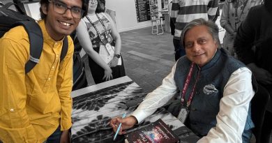 एयरोस्पेस इंजिनिअरिंगचा  १९वर्षीय विद्यार्थी अन्वय शेवलीकरचे अवकाश मिती संदर्भात पुस्तक.