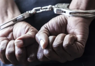कामशेत पोलिसांचा पहाटेचा सर्जिकल सापळा; दरोड्याच्या तयारीतील दोन मुंबईकर तरुण जेरबंद कामशेत पोलिसांचा पहाटेचा सर्जिकल सापळा; दरोड्याच्या तयारीतील दोन मुंबईकर तरुण जेरबंद